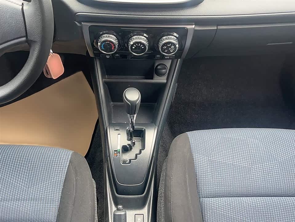 Toyota YARiS L to enjoy