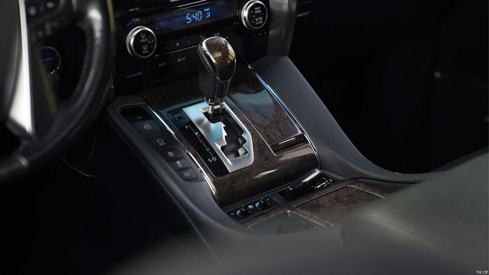 Toyota Alphard, 2022 13