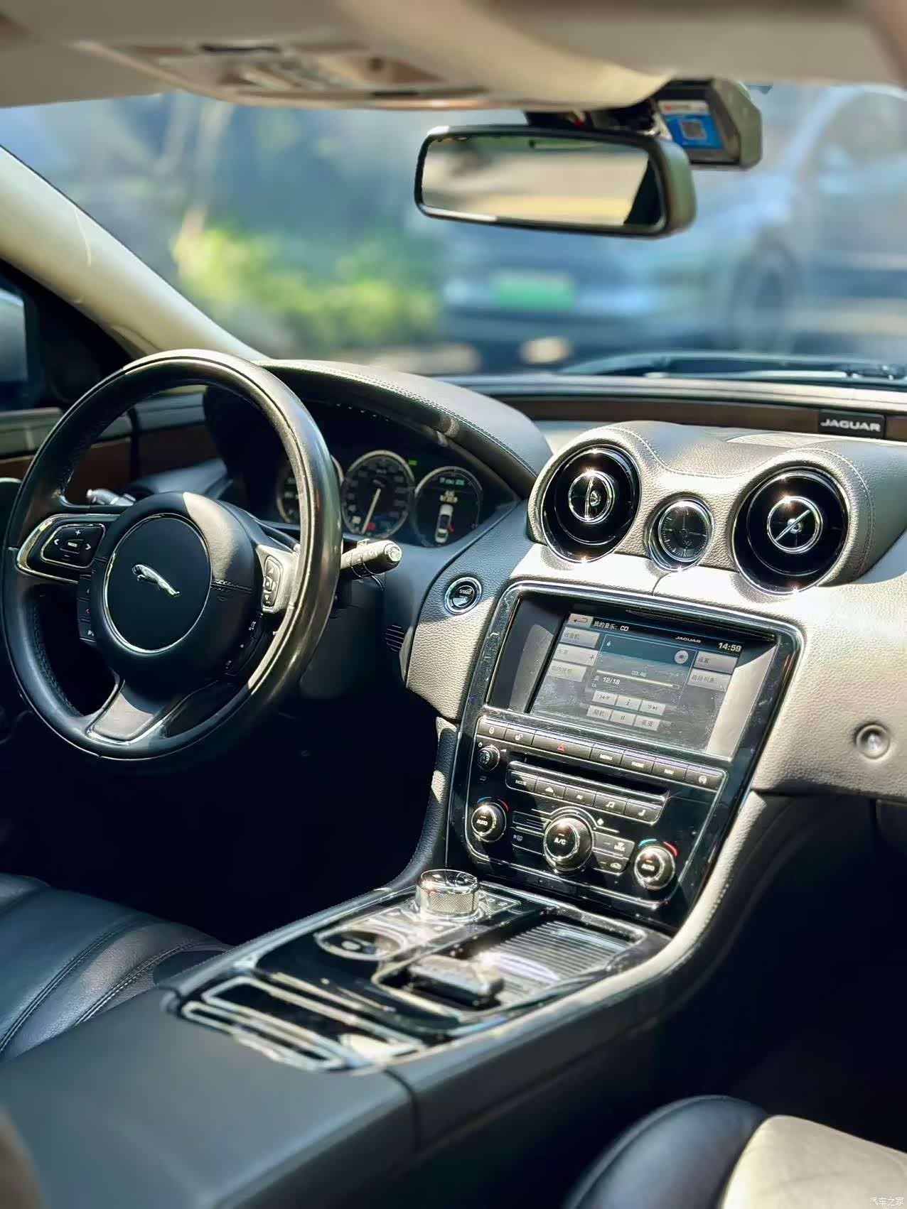 Jaguar XJ, 2015 3