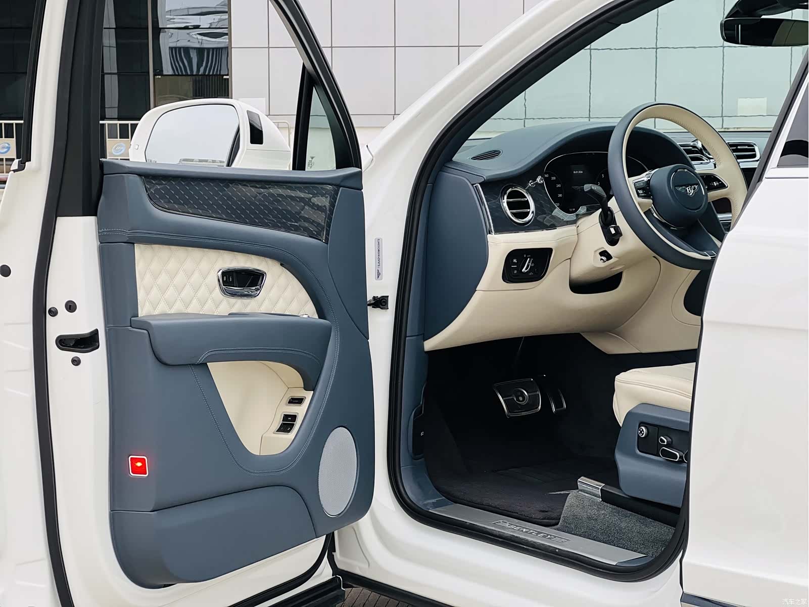 Bentley Bentayga, 2022 все фото
