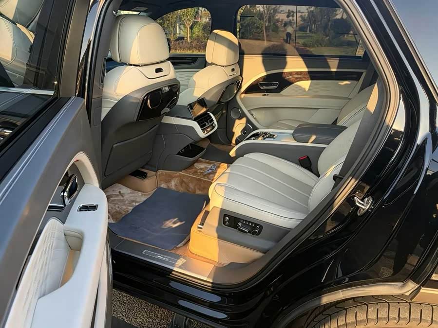 Bentley Bentayga 2023, фото 4