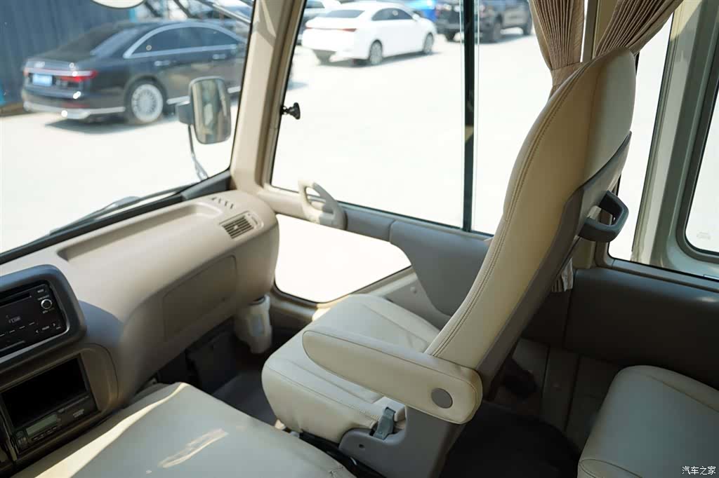 Toyota Coaster, 2016 19