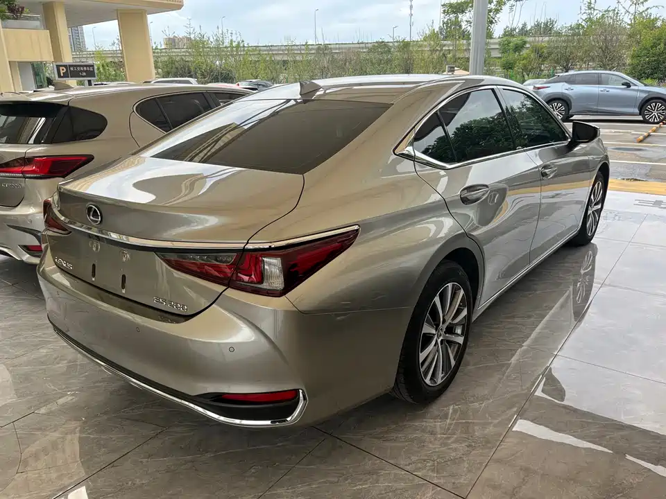 Lexus ES