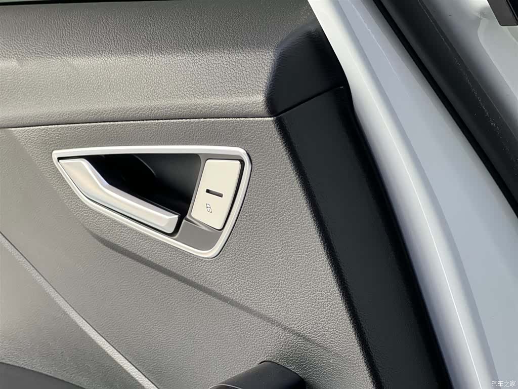 Audi Q2L, 2023 9
