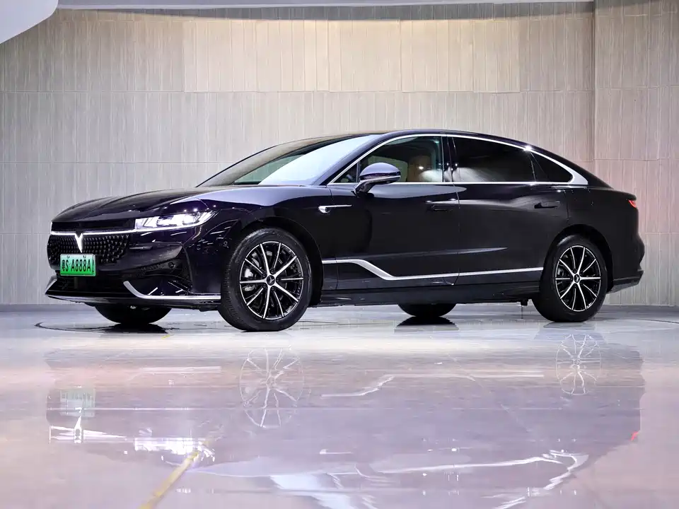 VOYAH Lantu chasing light