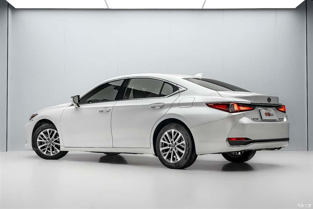 Lexus ES, 2023 все фото