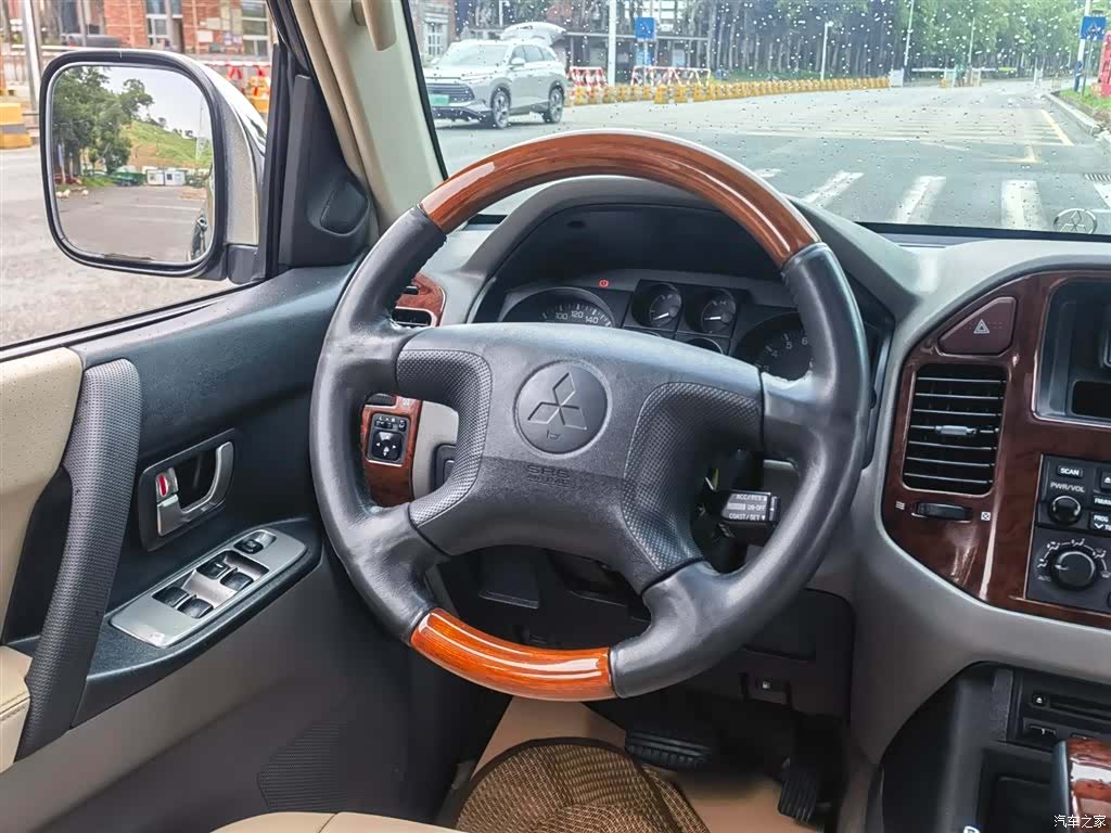 Mitsubishi Pajero, 2004 11