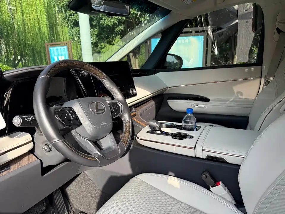 Lexus LM