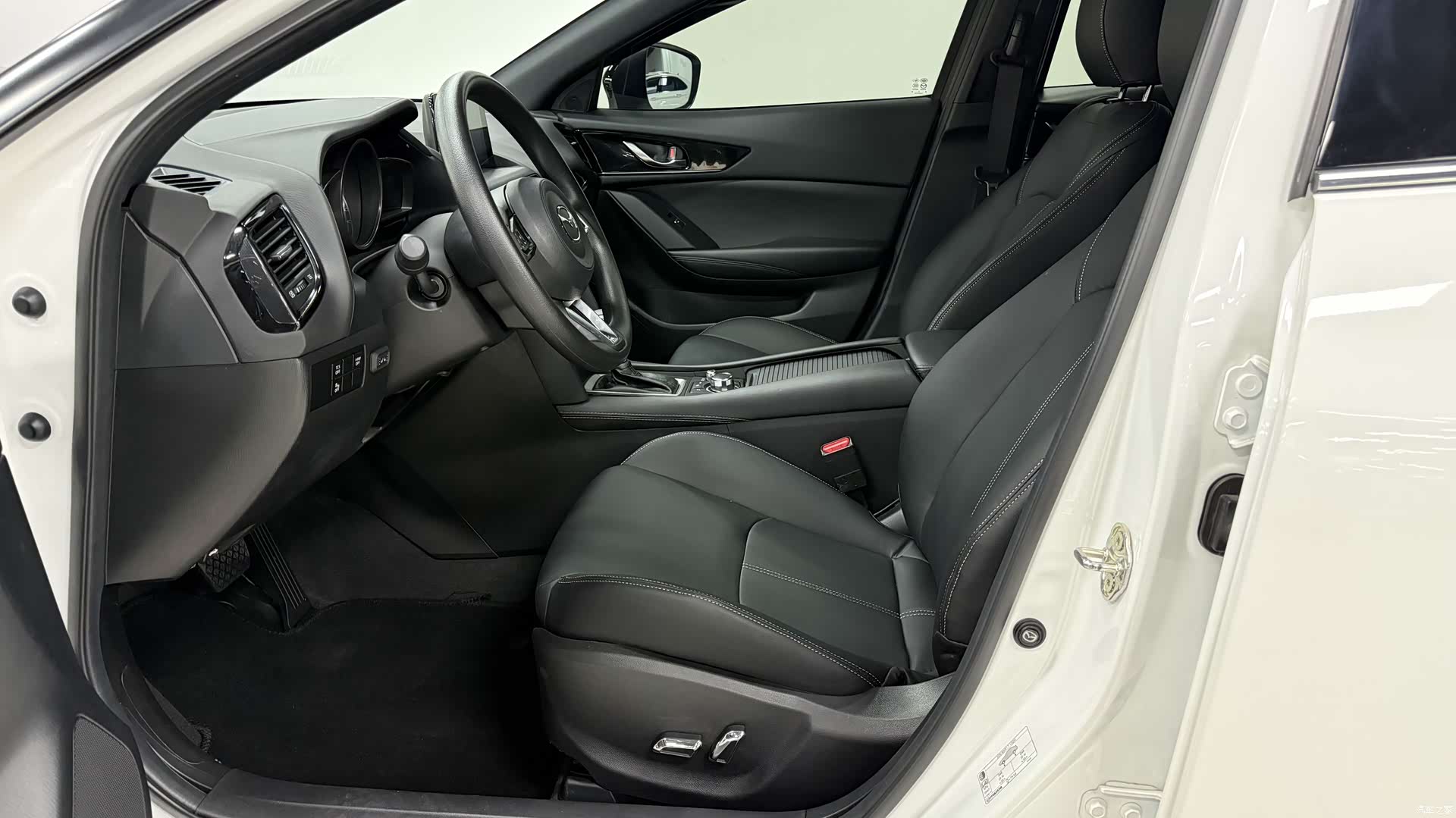 Mazda CX-4, 2023 11