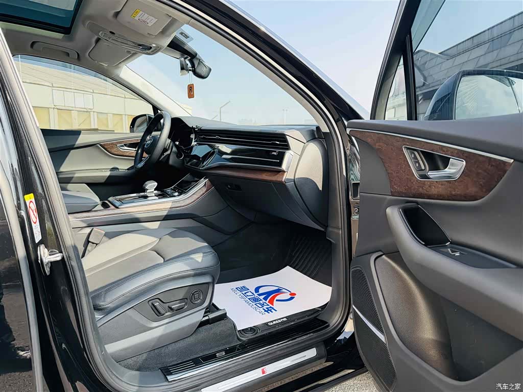 Audi Q7, 2022 10