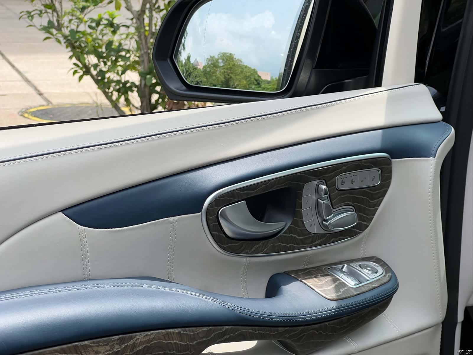 Mercedes-Benz V-Class, 2023 14