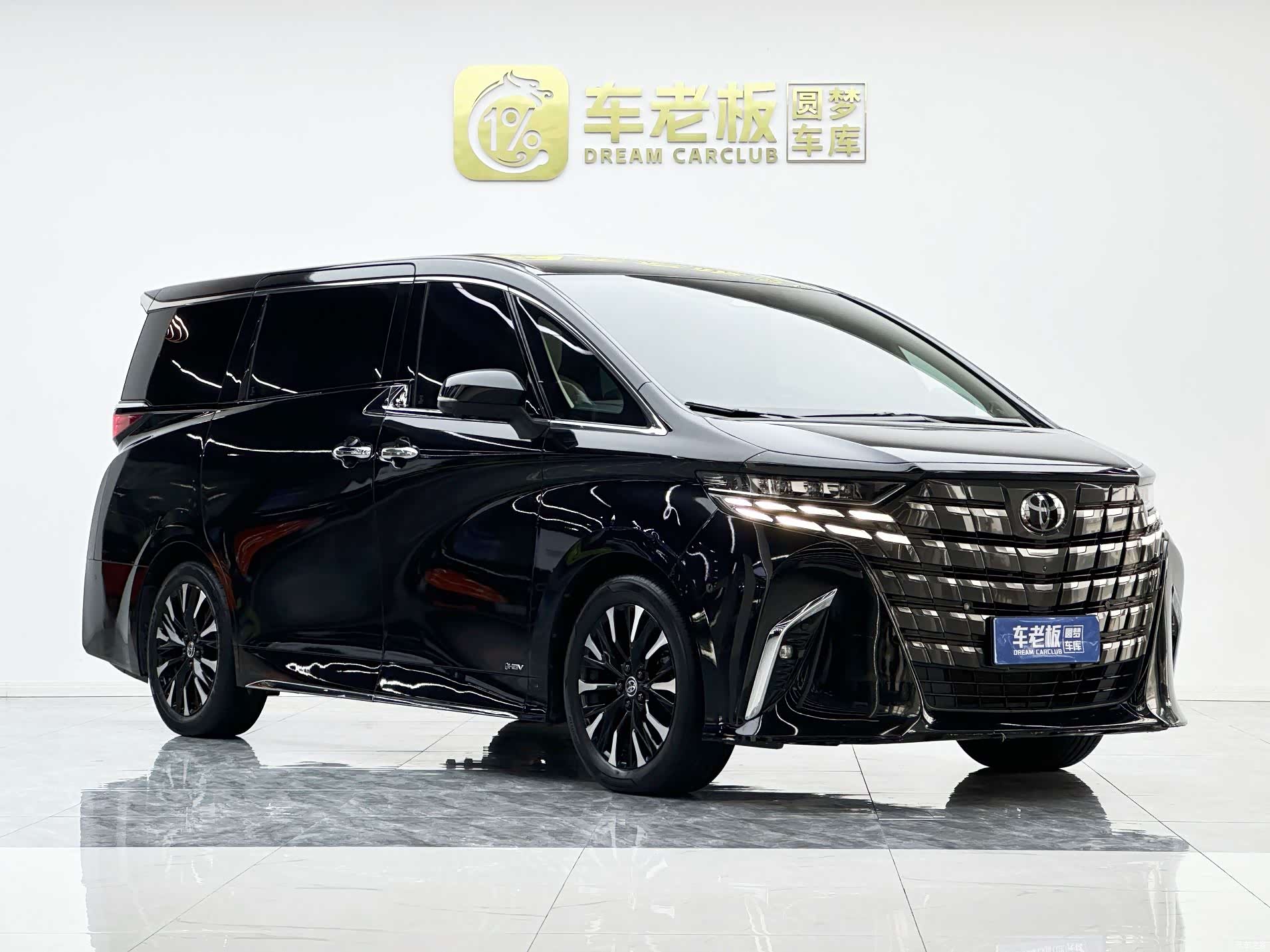 Toyota Alphard, 2024 3