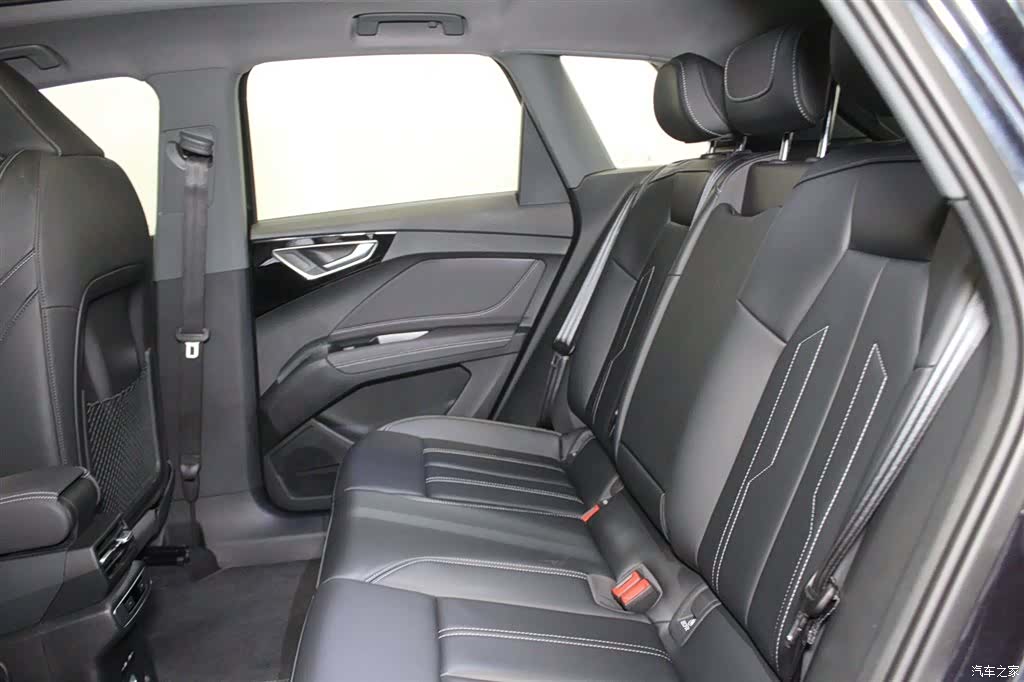 Audi Q4 e-tron, 2024 8