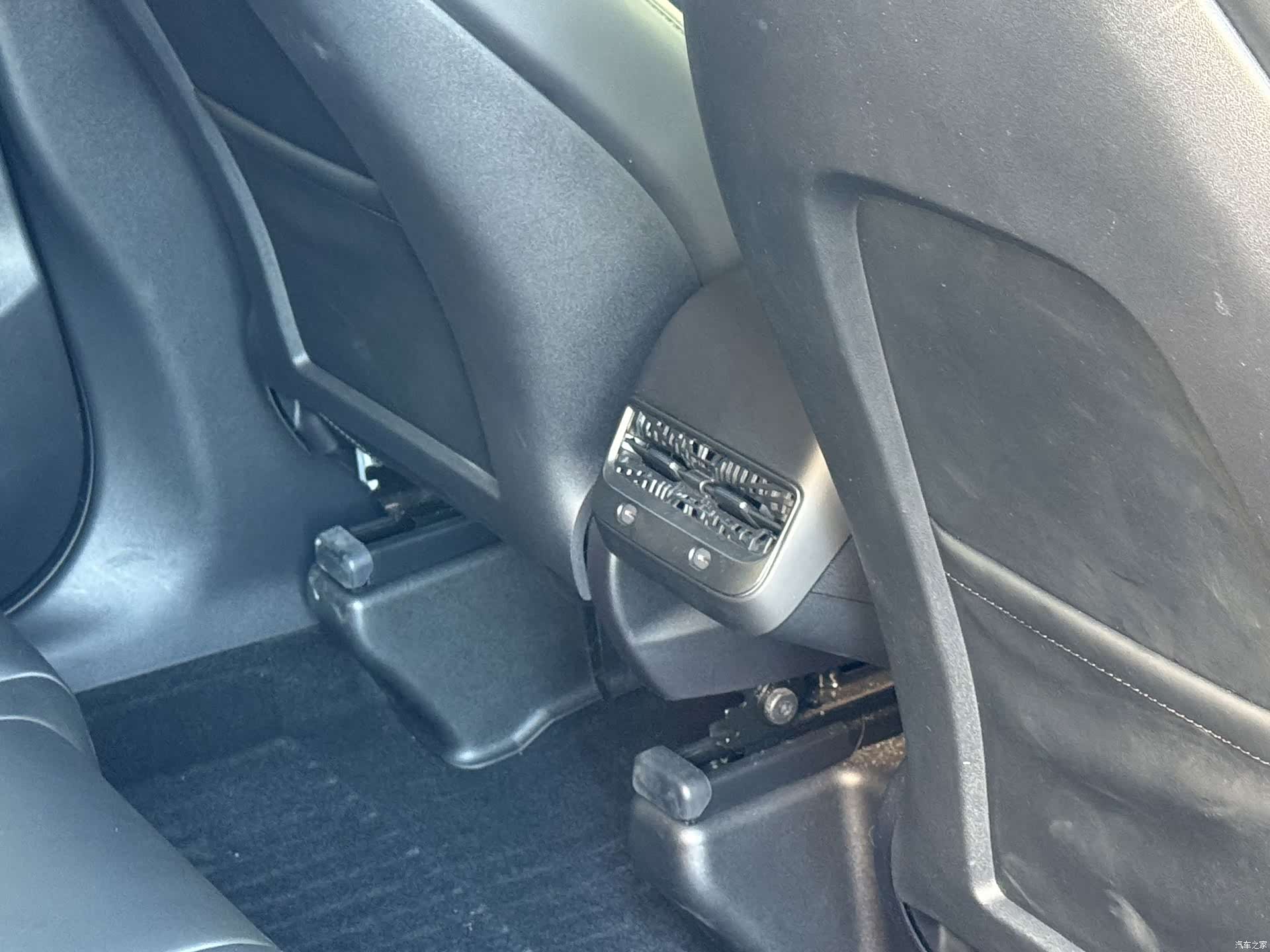 Tesla Model Y, 2024 19