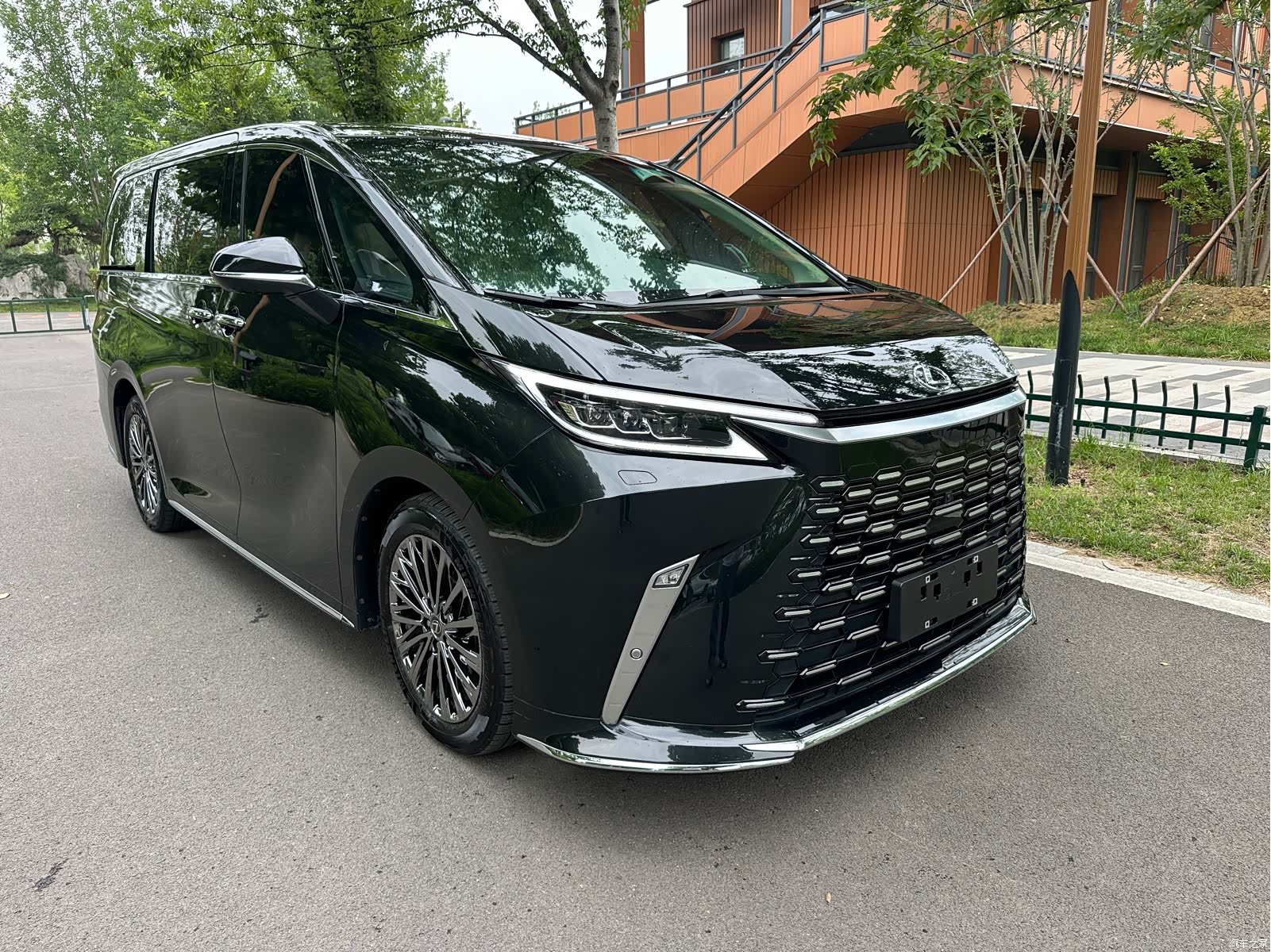 Lexus LM, 2025 1