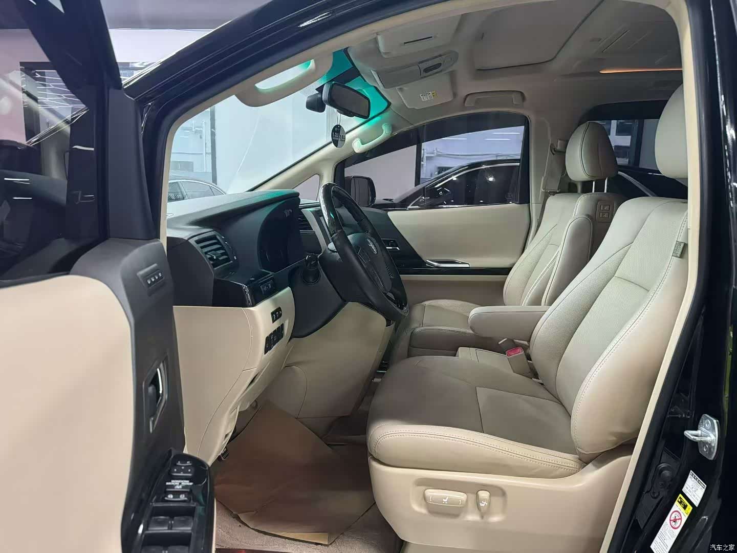 Toyota Alphard, 2012 4