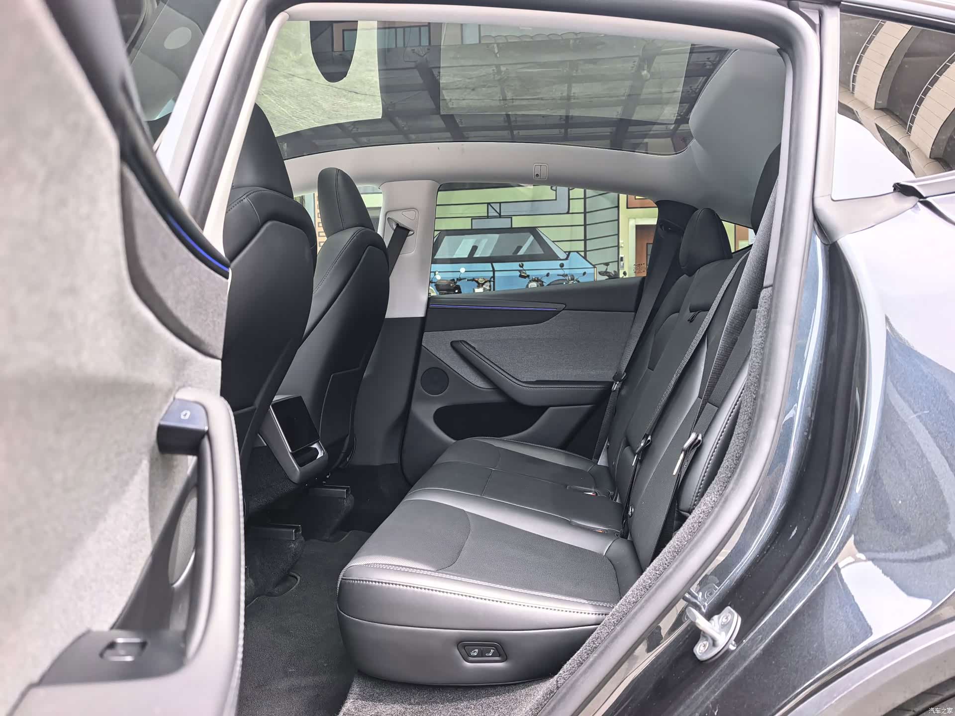 Tesla Model Y, 2025 14