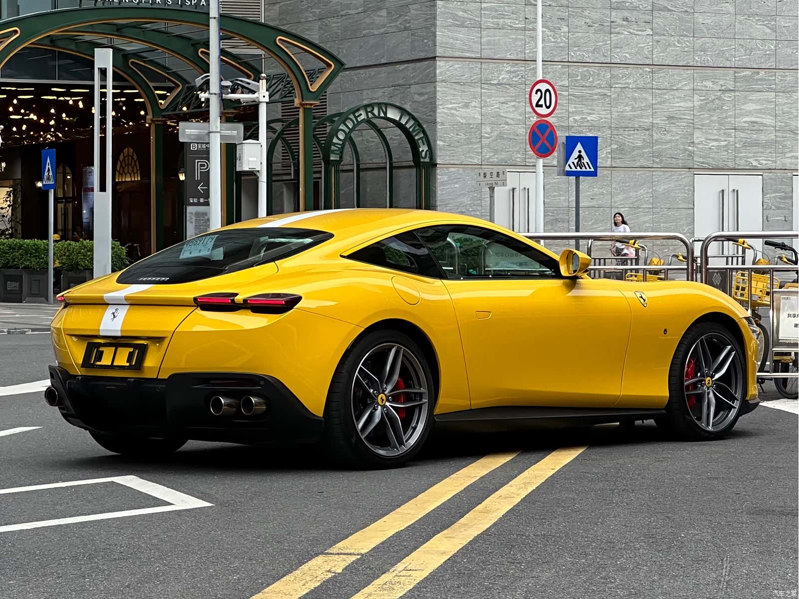 Ferrari Roma, 2022 16