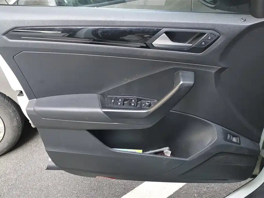 Volkswagen T-ROC exploring Songs