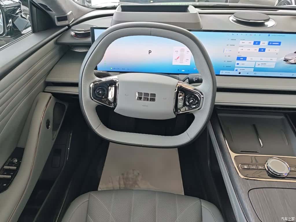 Geely E8, 2025 11