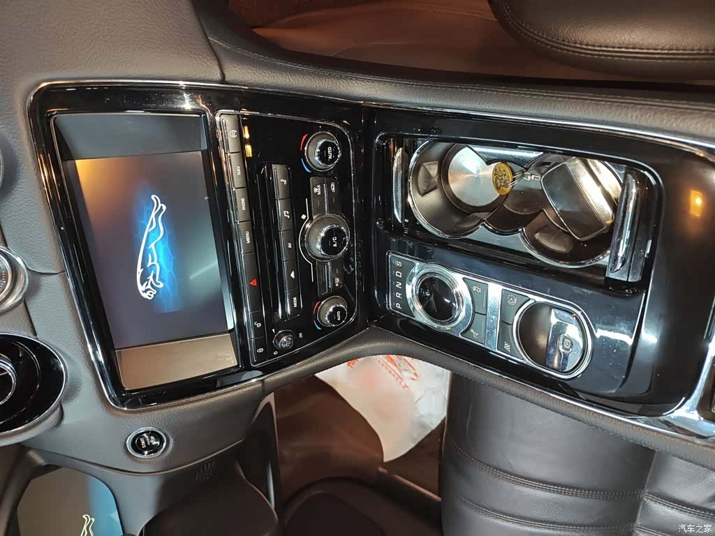 Jaguar XJ, 2015 10