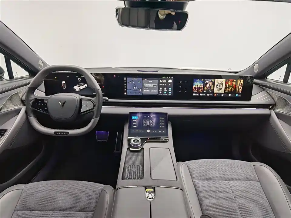 VOYAH Lantu chasing light