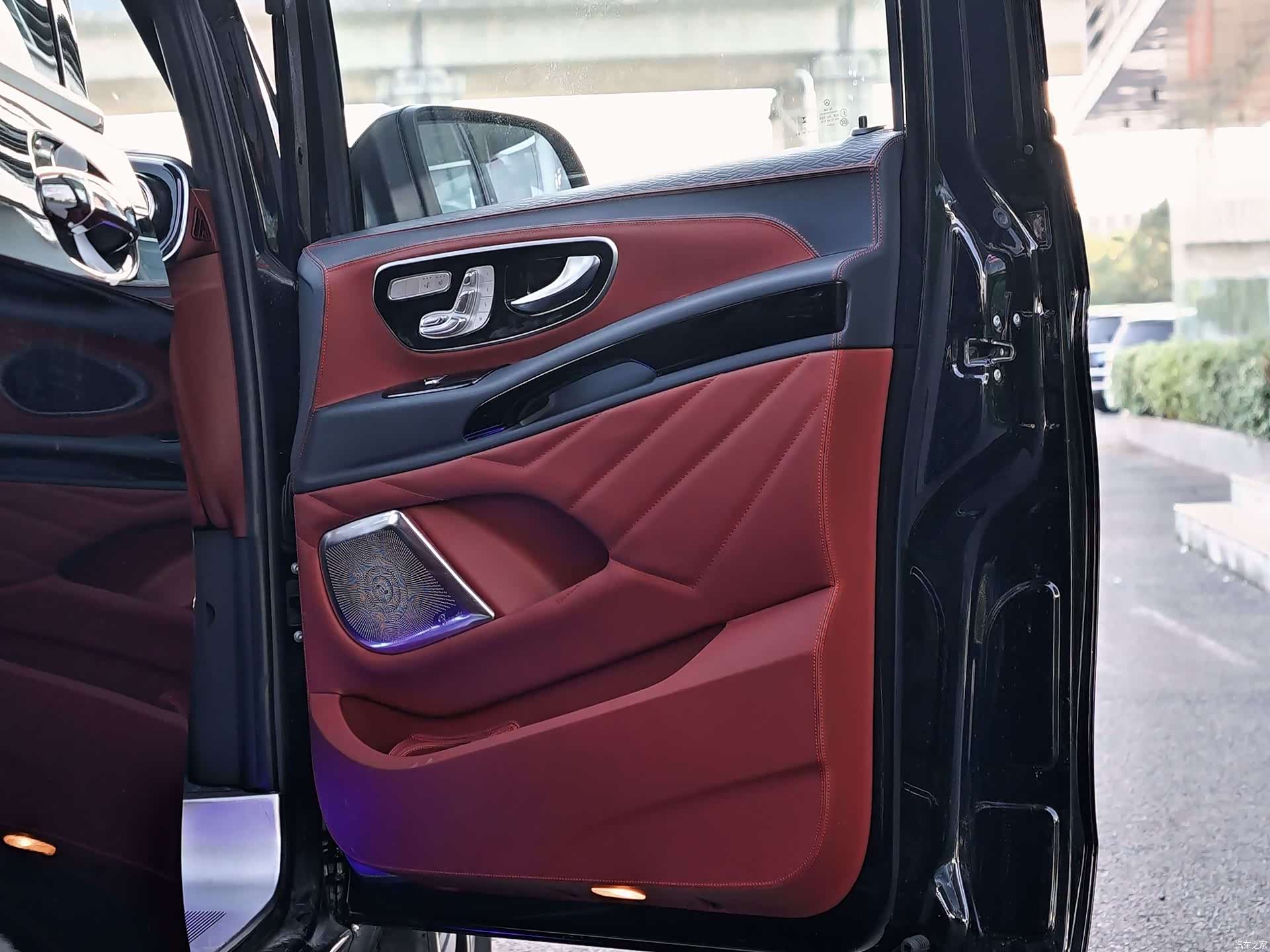 Mercedes-Benz 7, 2025 8