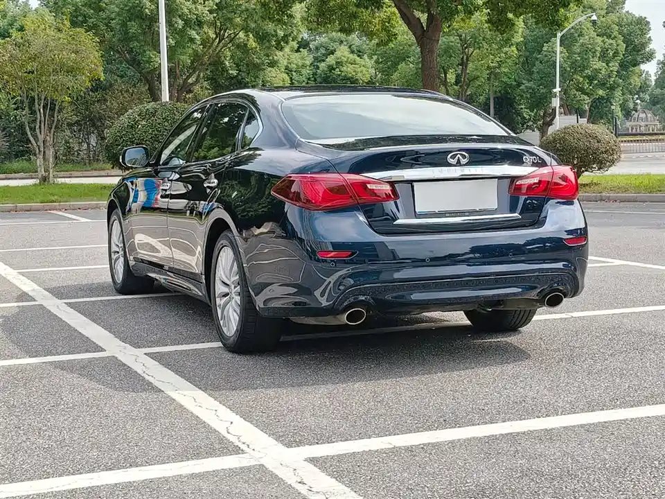 Infiniti Q70