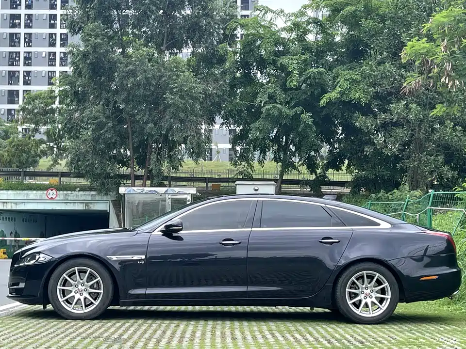 Jaguar XJ