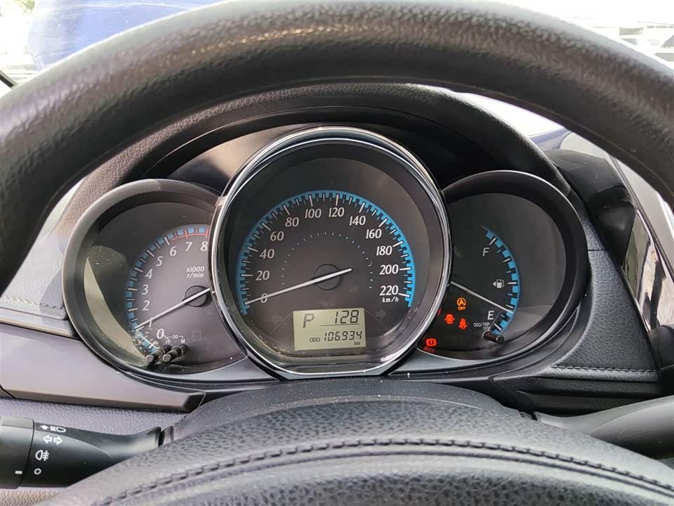 Toyota YARiS L to enjoy