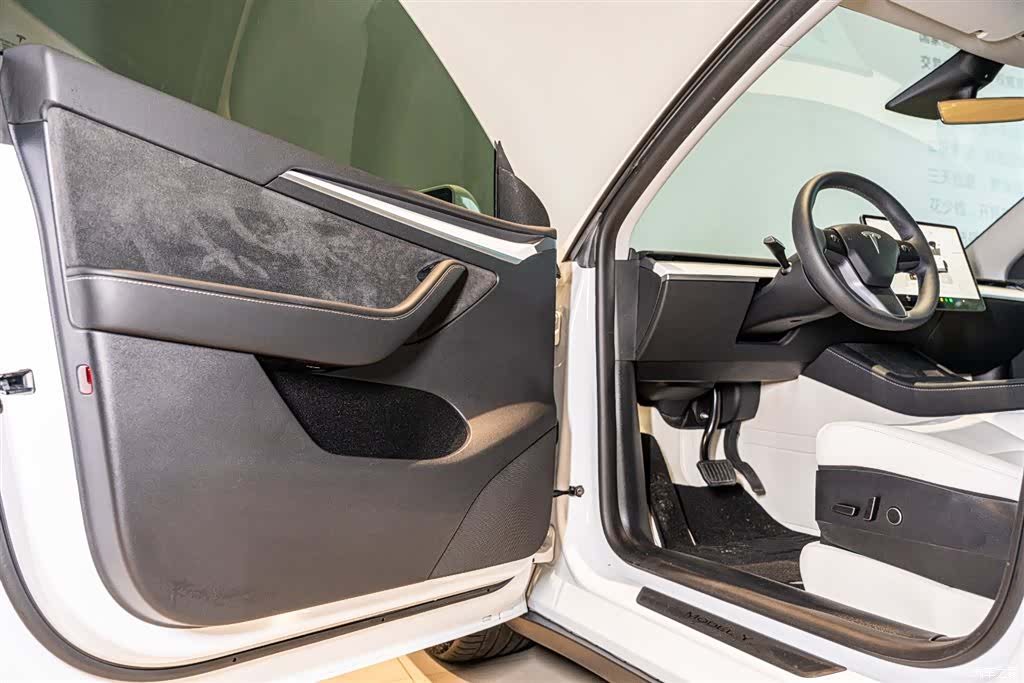 Tesla Model Y, 2023 7
