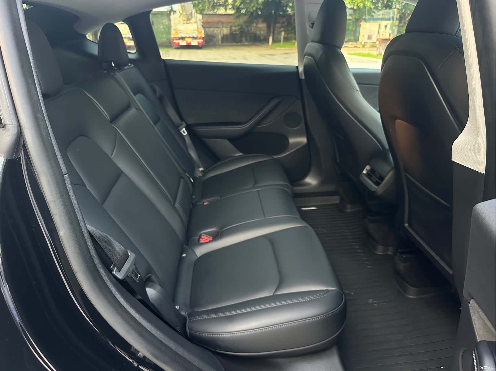 Tesla Model Y, 2024 17