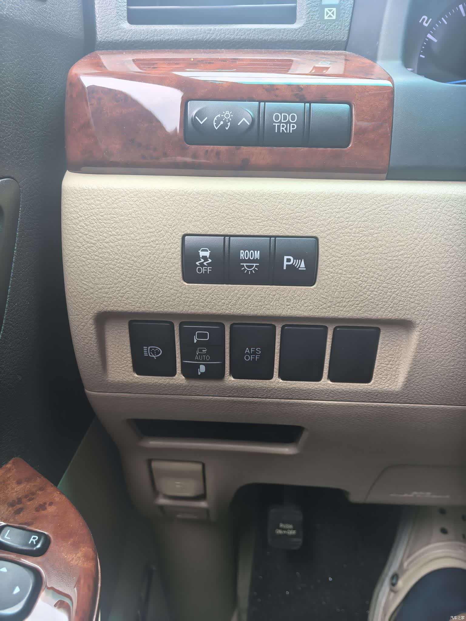 Toyota Alphard, 2011 4