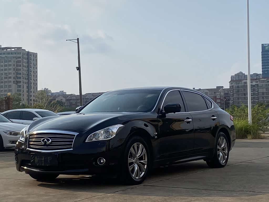 Infiniti Q70