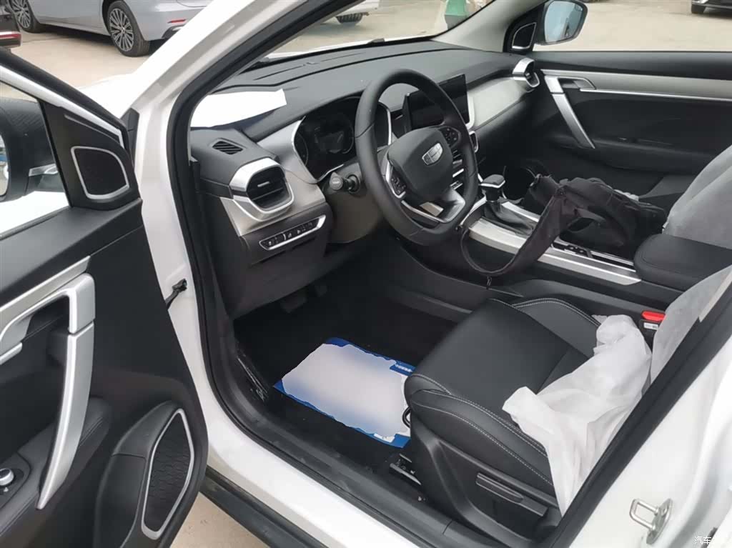 Geely Coolray, 2026 15