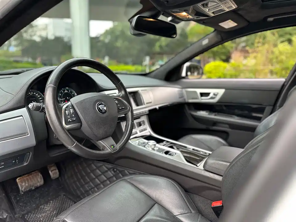 Jaguar XF