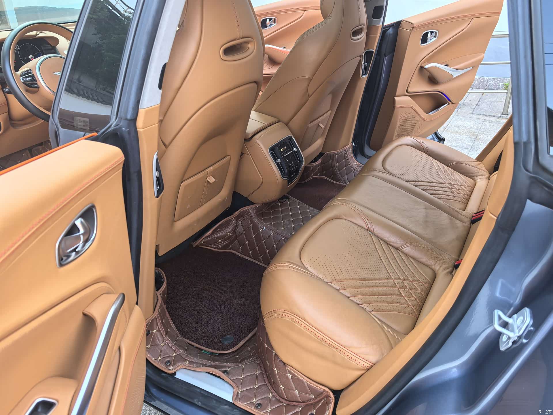 Aston Martin DBX, 2021 31