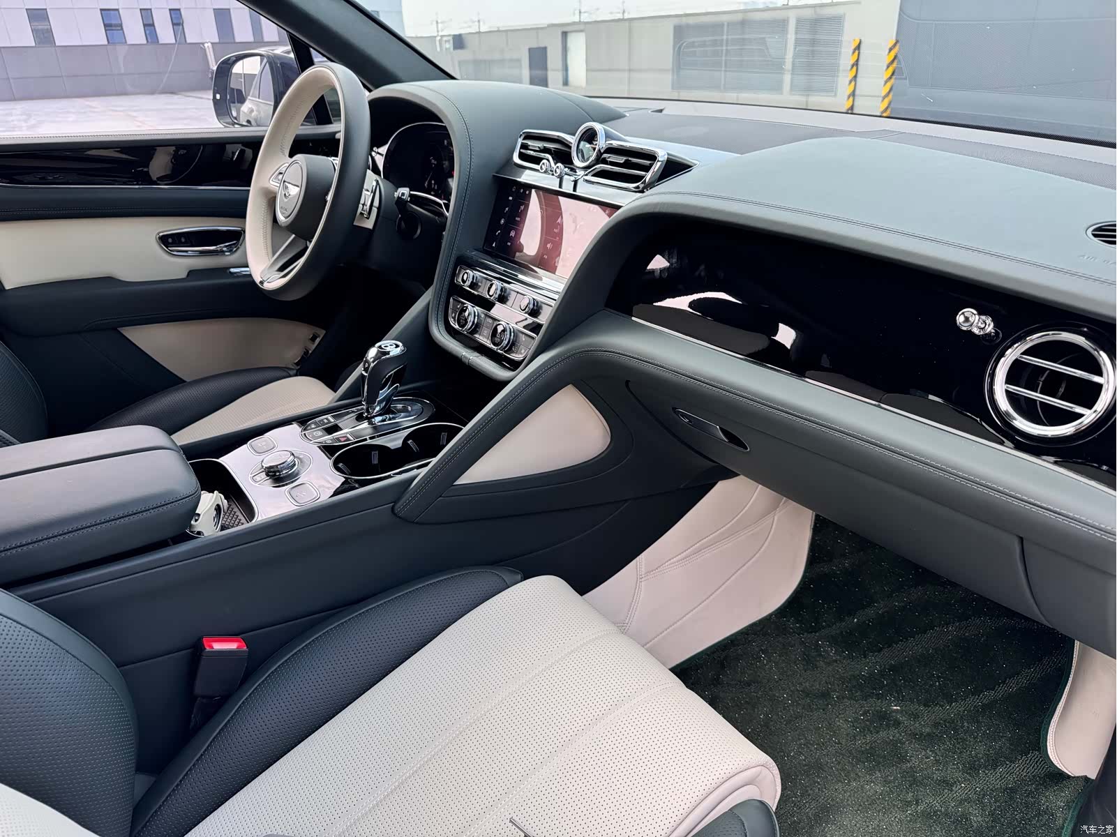 Bentley Bentayga, 2024 12