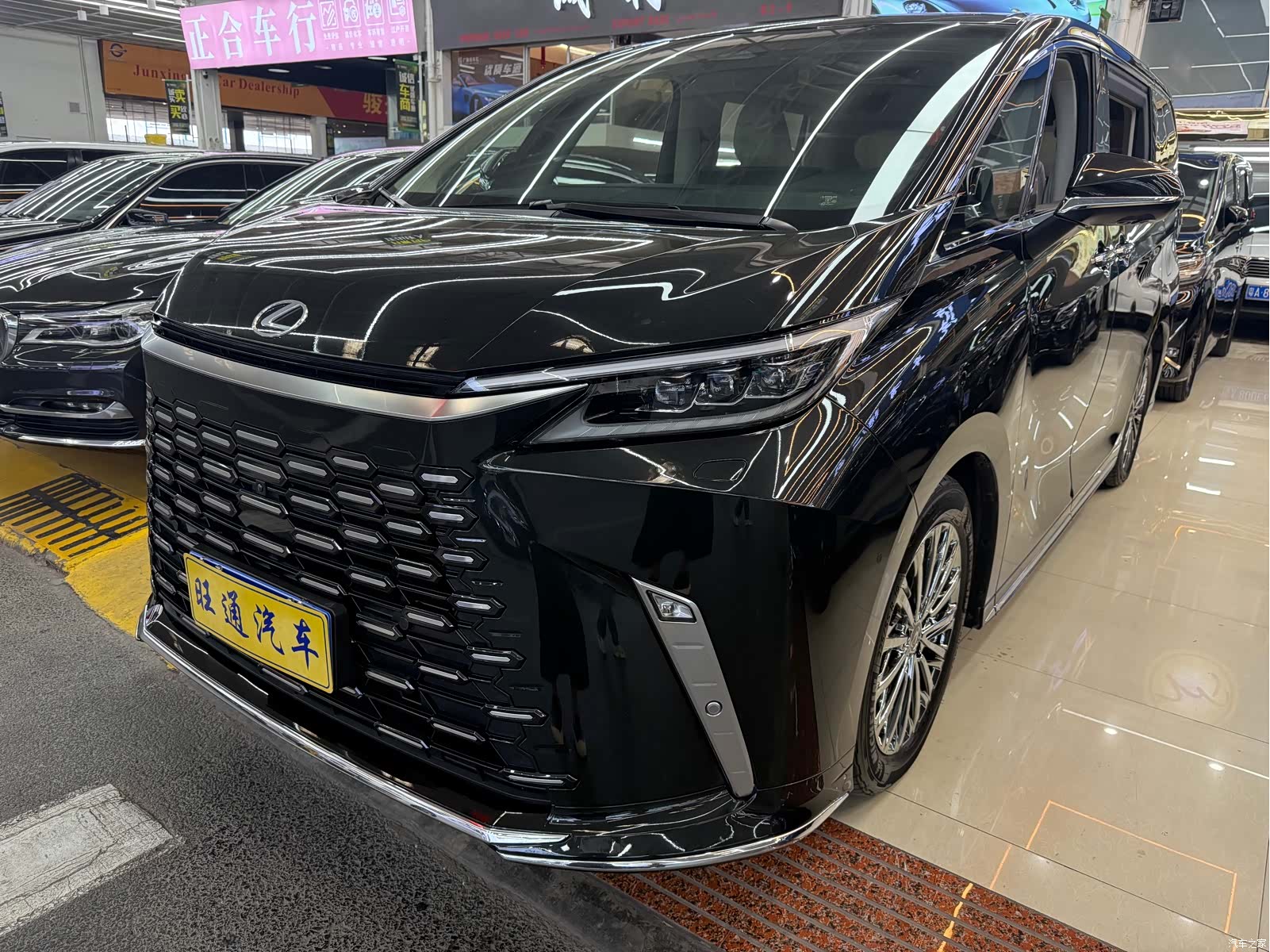 Lexus LM, 2024 1