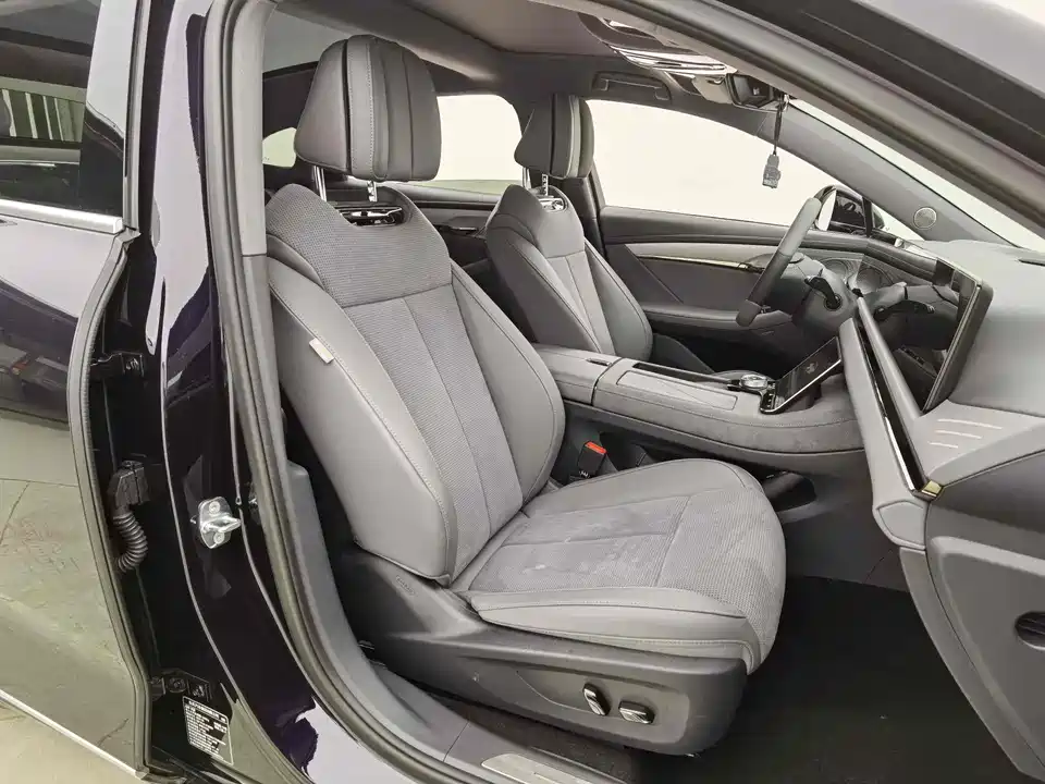 VOYAH Lantu chasing light