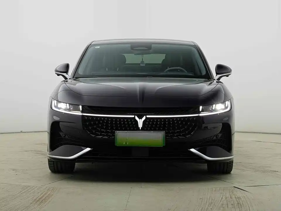 VOYAH Lantu chasing light