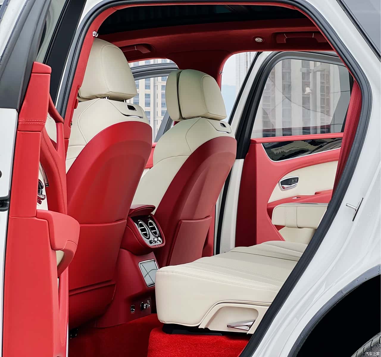 Bentley Bentayga, 2026 все фото