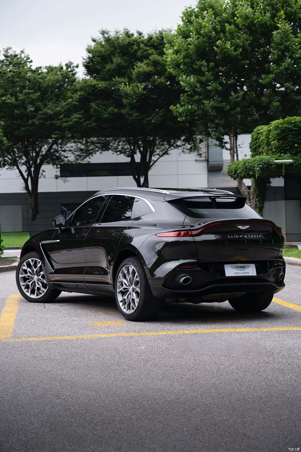 Aston Martin DBX, 2026 4
