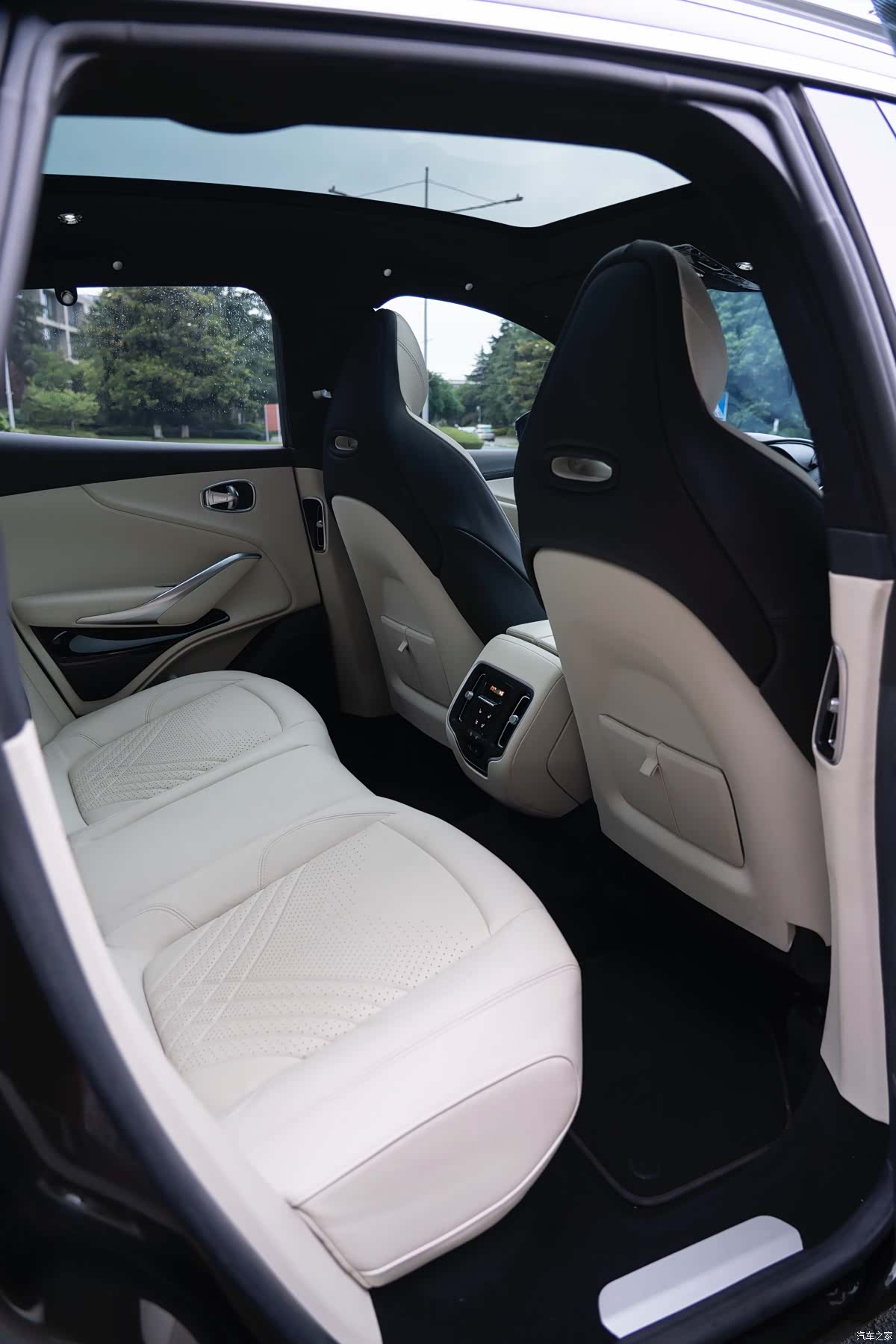 Aston Martin DBX, 2026 20