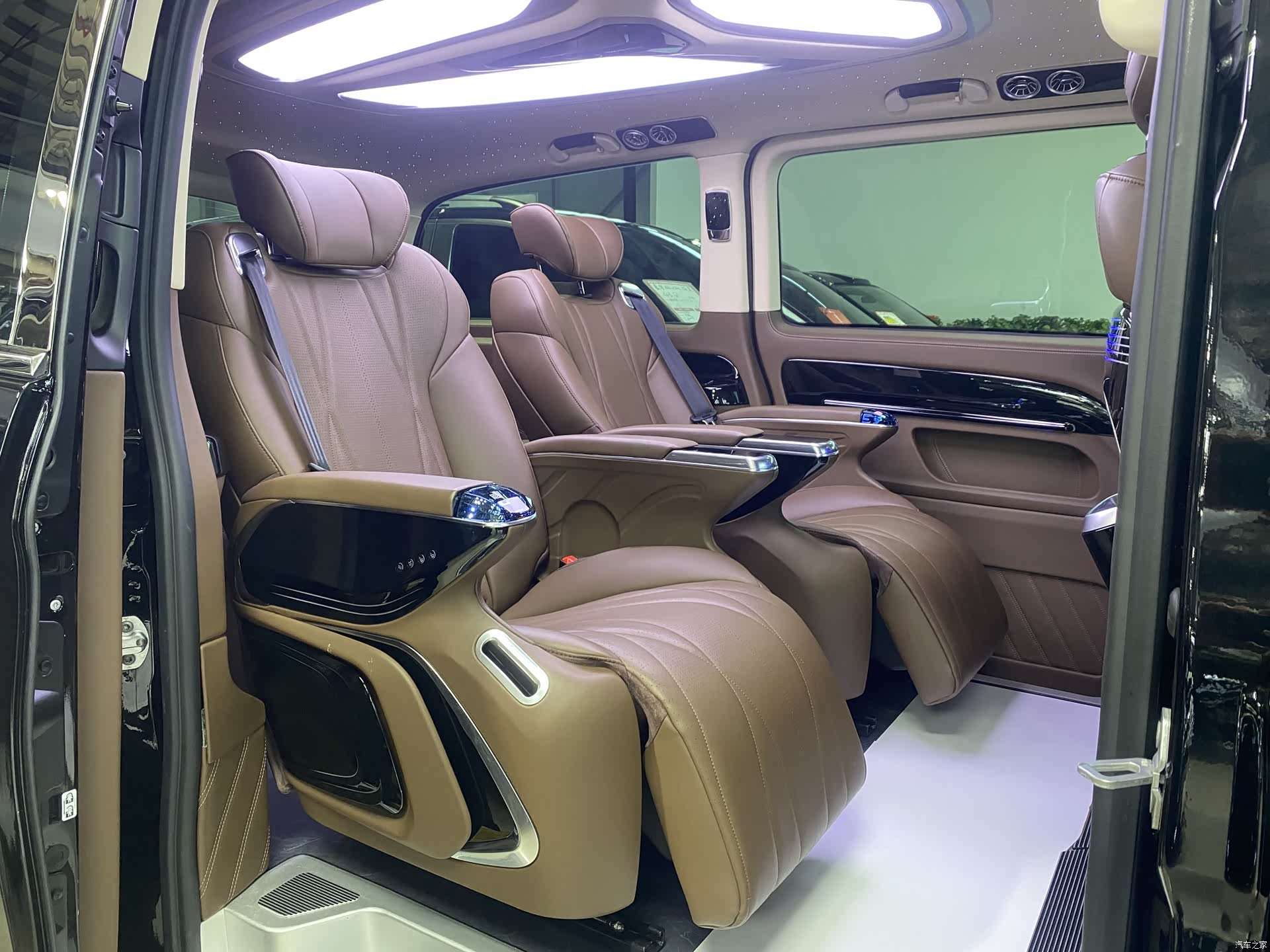 Mercedes-Benz 7, 2025 12