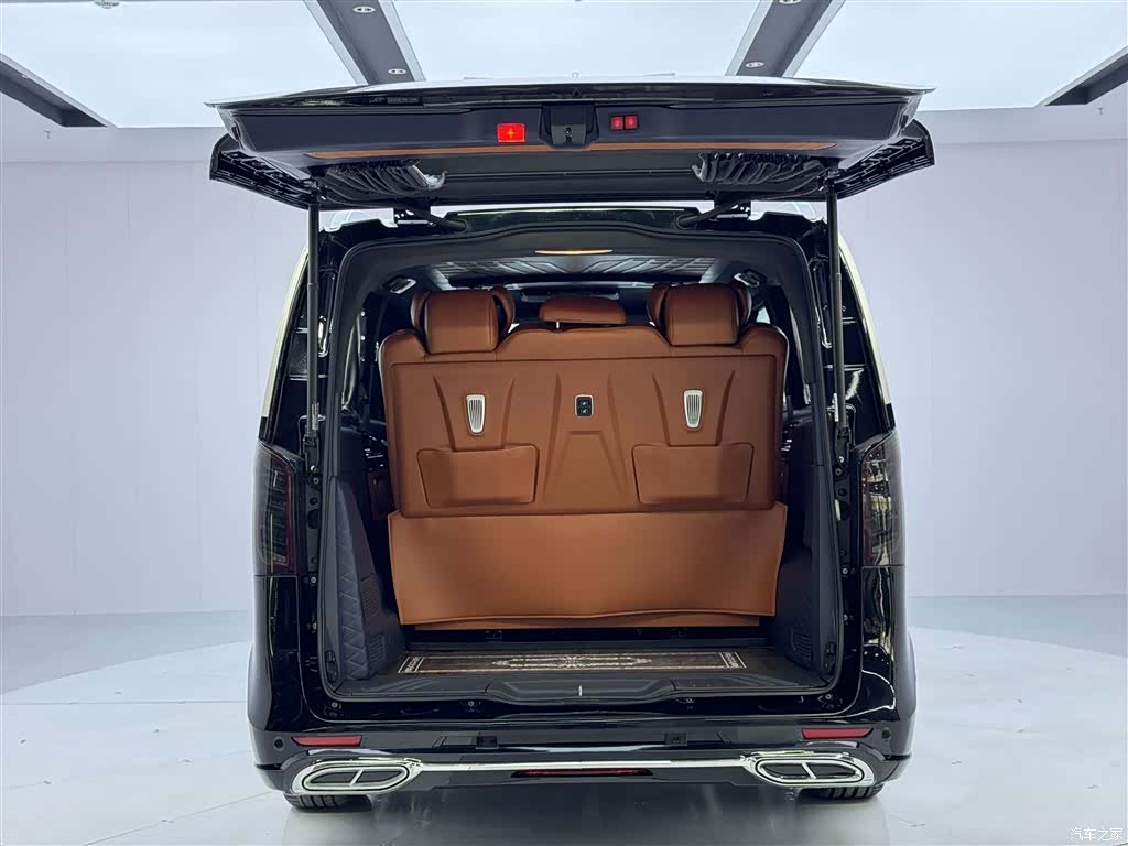 Mercedes-Benz 7, 2023 13