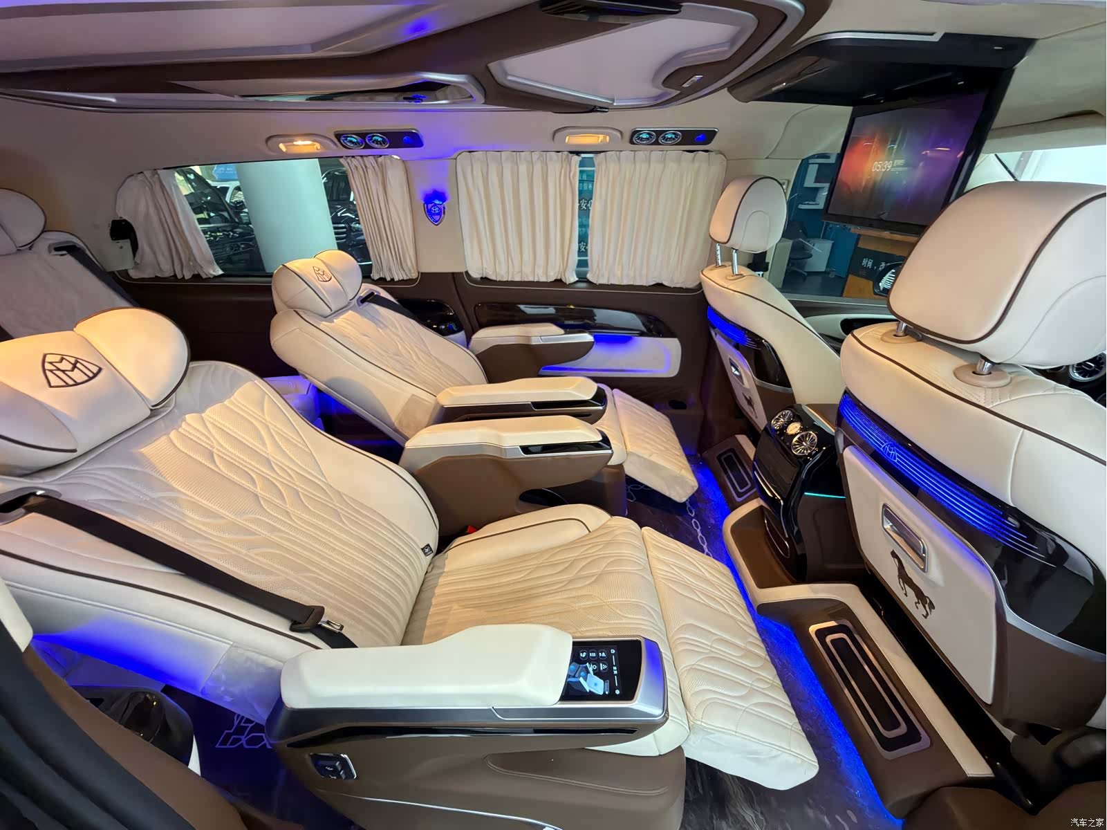 Mercedes-Benz 7, 2023 8