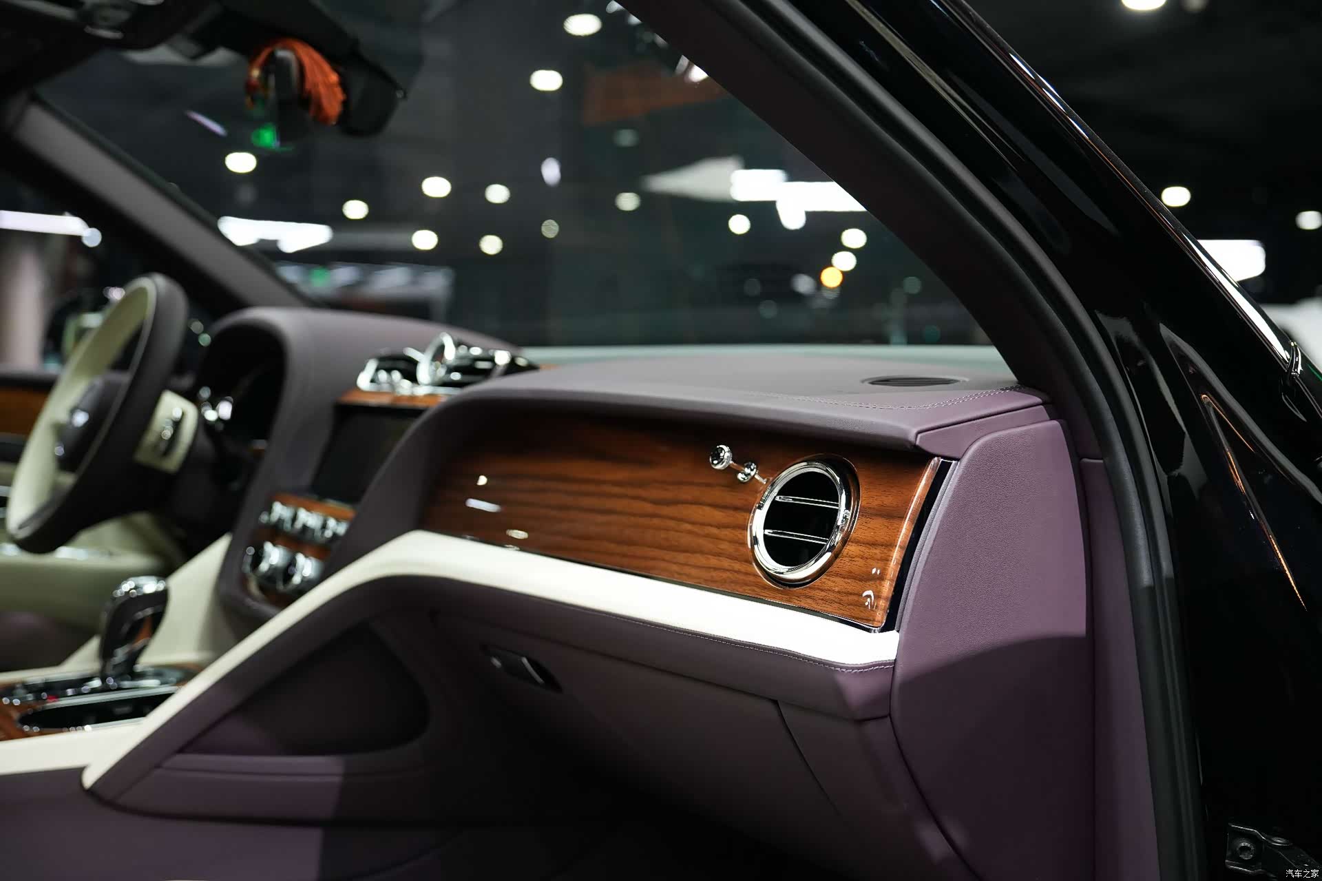 Bentley Bentayga, 2023 10