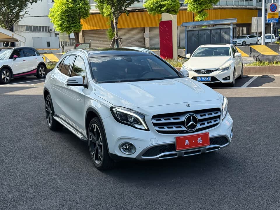 Mercedes-Benz GLA Mercedes-Benz GLA