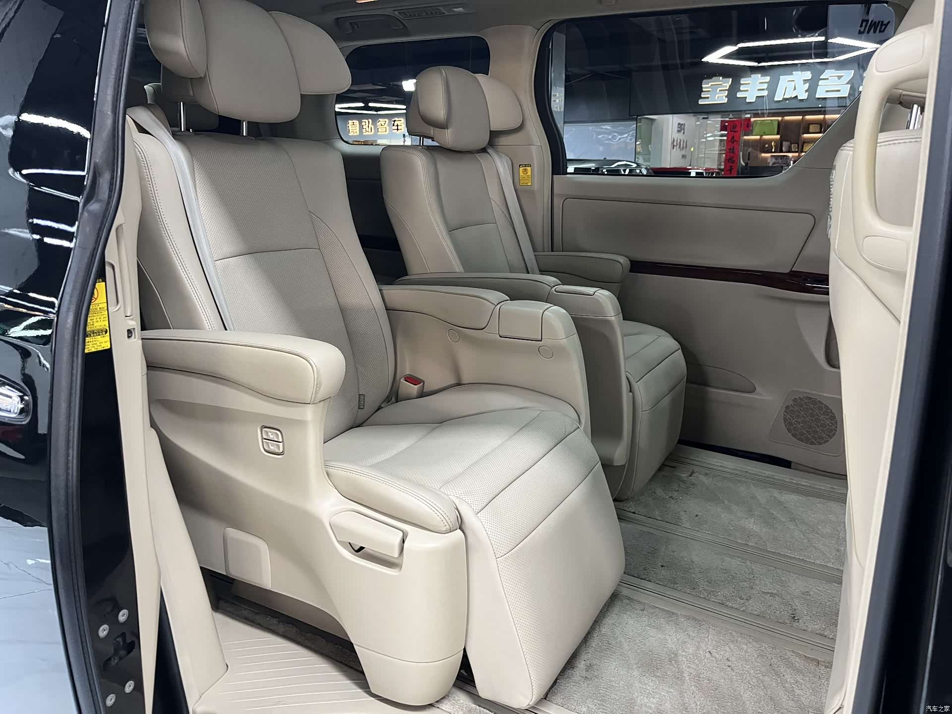 Toyota Alphard, 2011 13